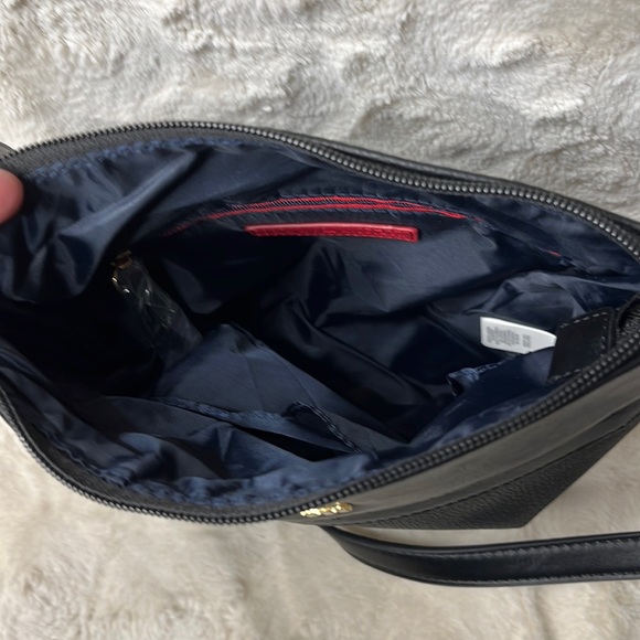 Tommy Hilfiger black crossbody with gold detail. Pouch card holder included - Picture 10 of 12